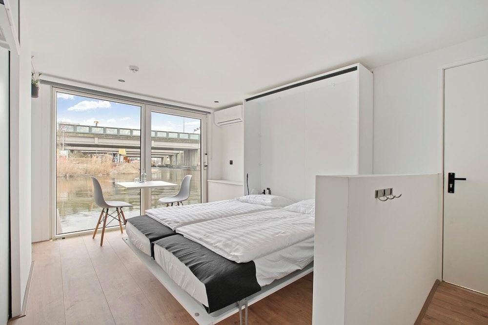 Deluxe Studio, Private Bathroom, Lake View