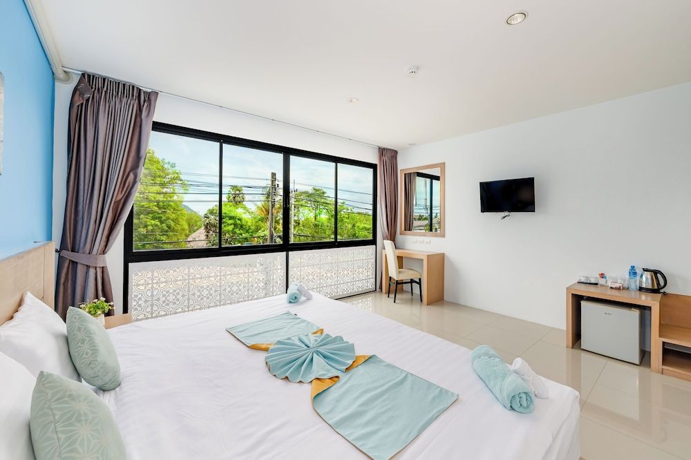 Superior Double or Twin Room, Partial Sea View