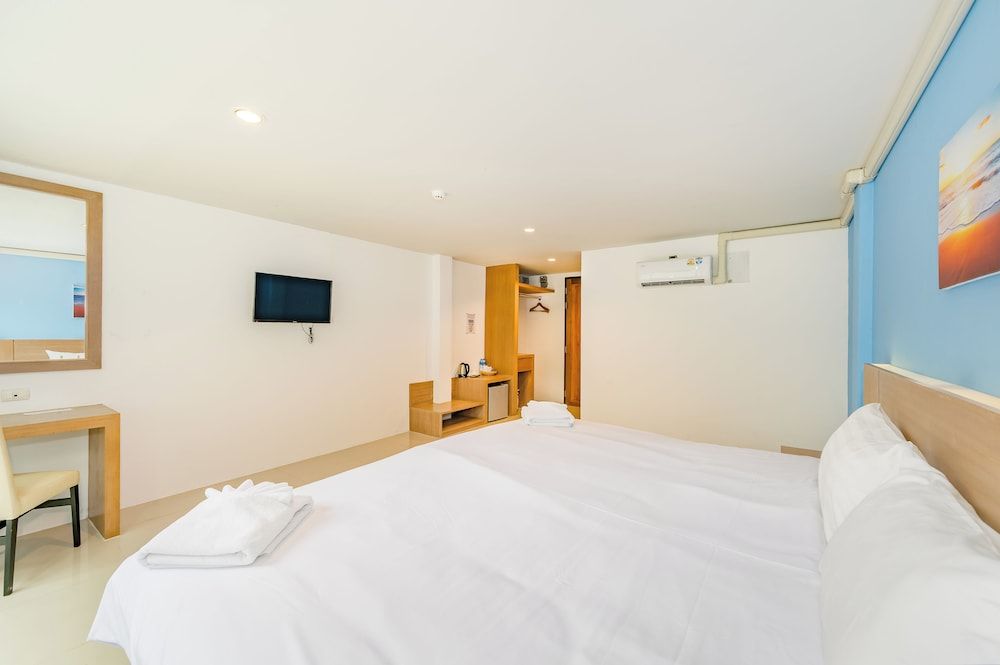 De Blue Sea Rawai Deluxe Double or Twin Room, Ocean View 4