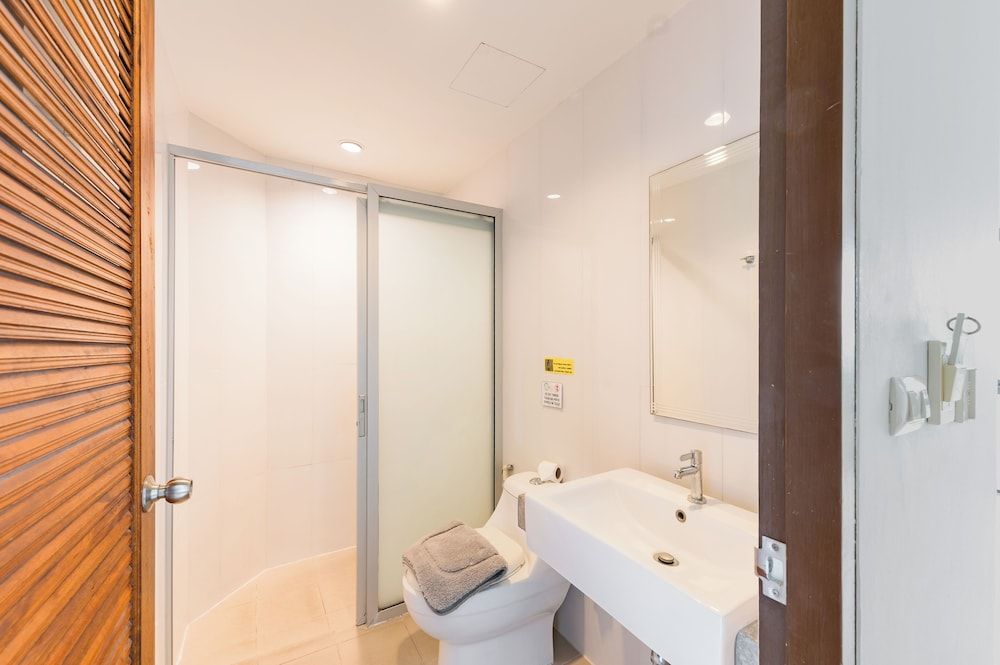 De Blue Sea Rawai Deluxe Double or Twin Room, Ocean View 12