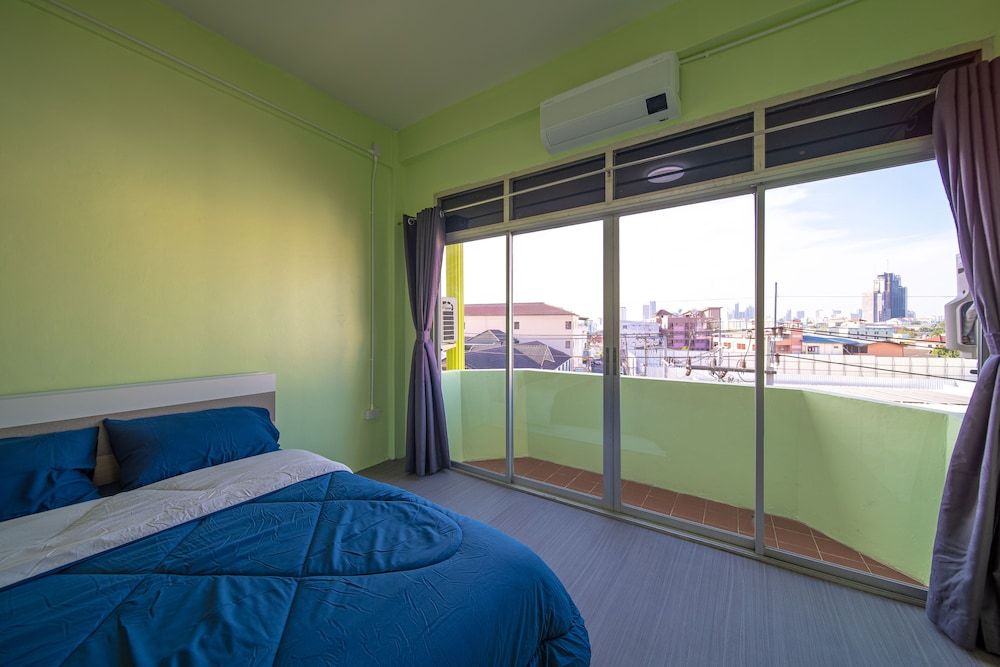 UrbanNest Hostel Deluxe Double Room, City View 4