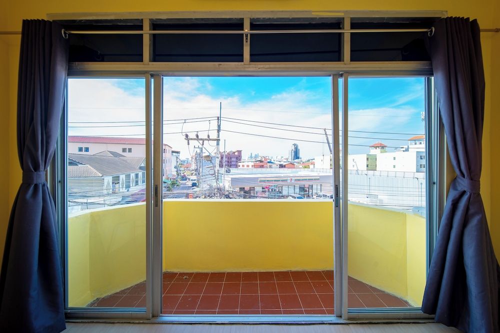 UrbanNest Hostel Deluxe Double Room, City View 9