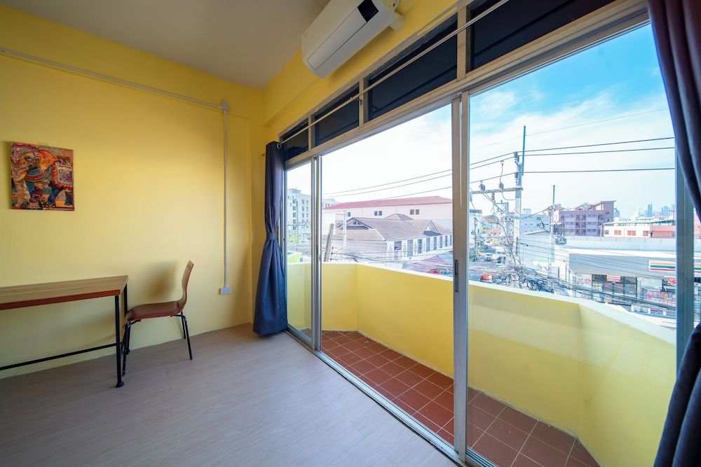 UrbanNest Hostel Deluxe Double Room, City View 8