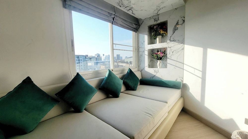 Airbus Hotel At Phawana Station