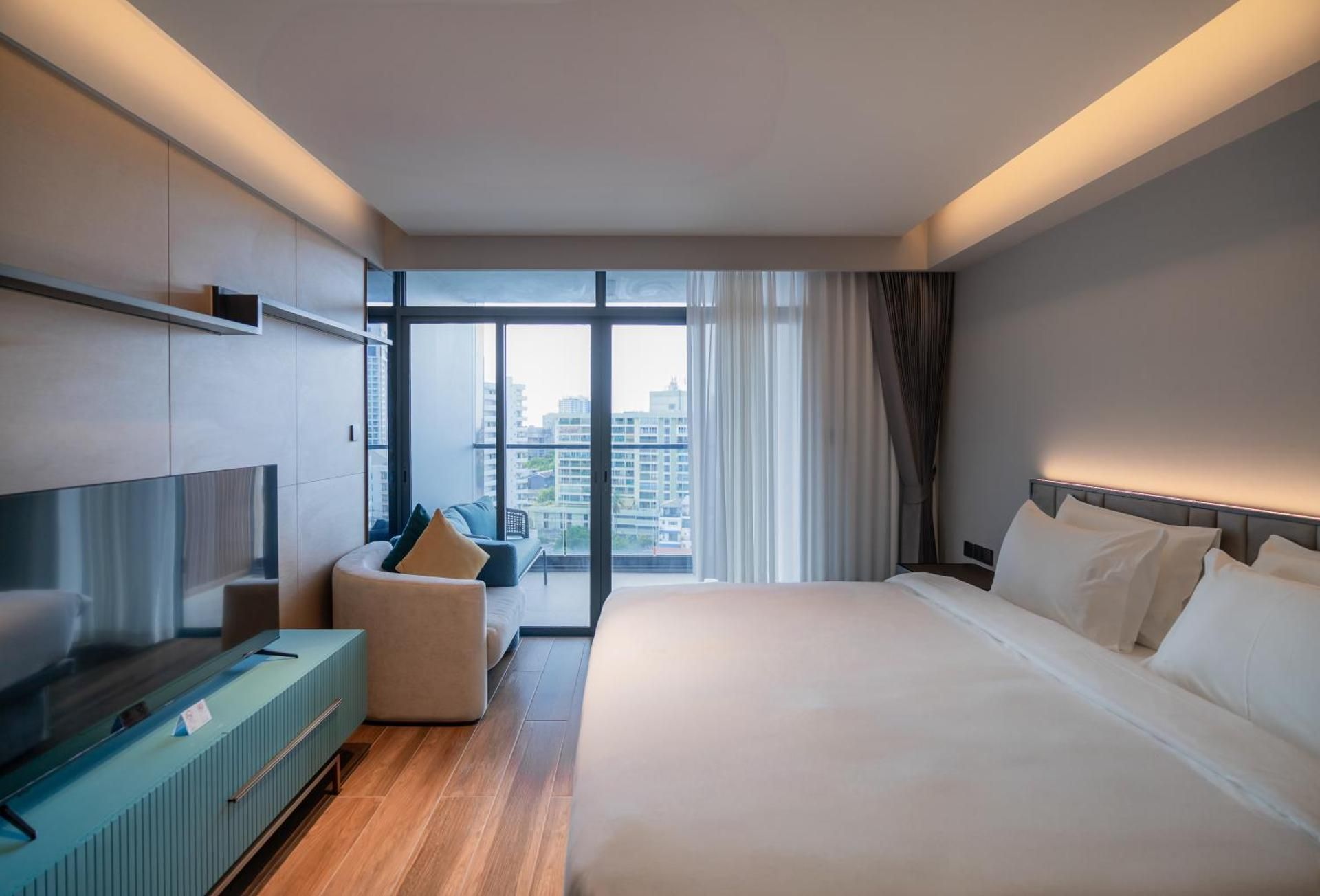 Deluxe King Room City View