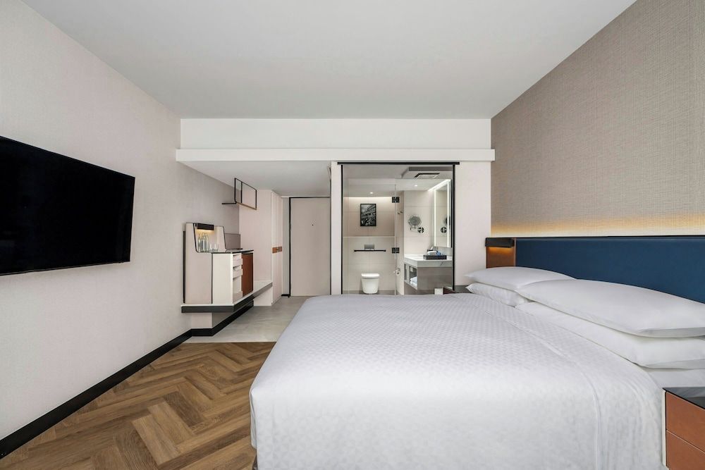 Room, 1 King Bed (No View)