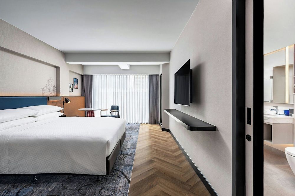 Deluxe Studio Suite, 1 King Bed, Non Smoking, City View