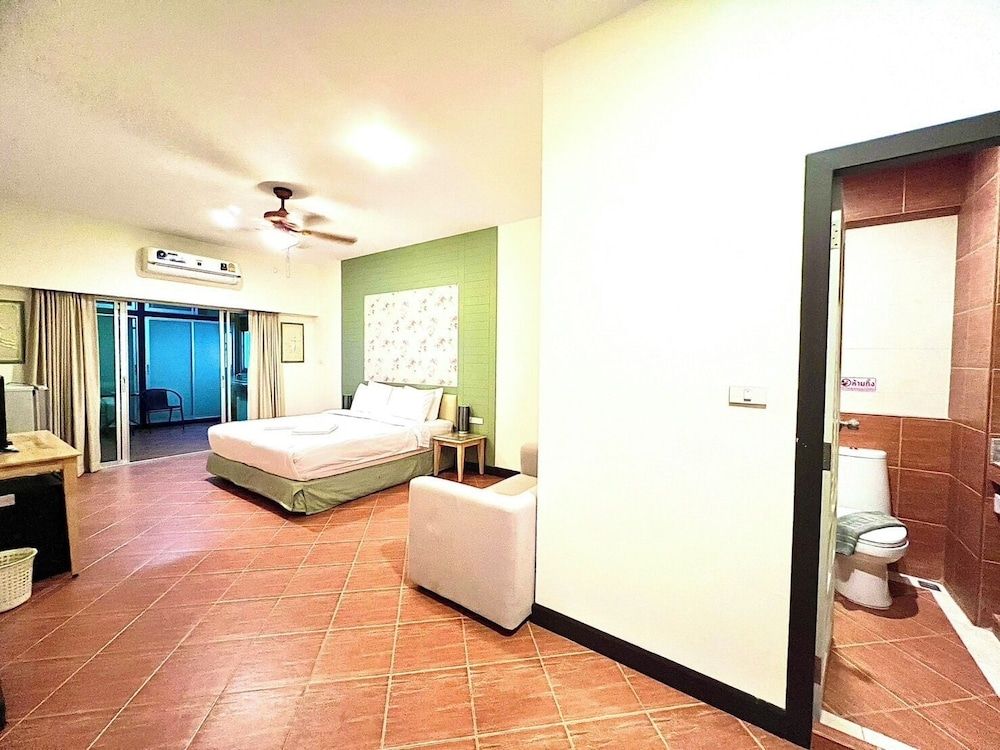 J STAR Deluxe Double Room 4