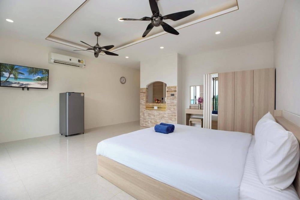 Deluxe Condo, 1 King Bed, Balcony, Mountain View