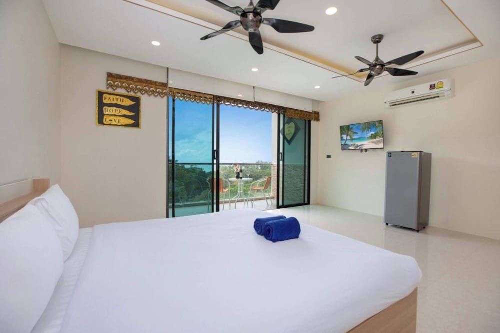 Deluxe Condo, 1 King Bed, Balcony, Mountain View
