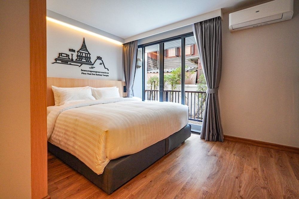 Superior Room, 1 King Bed, Balcony, Garden View