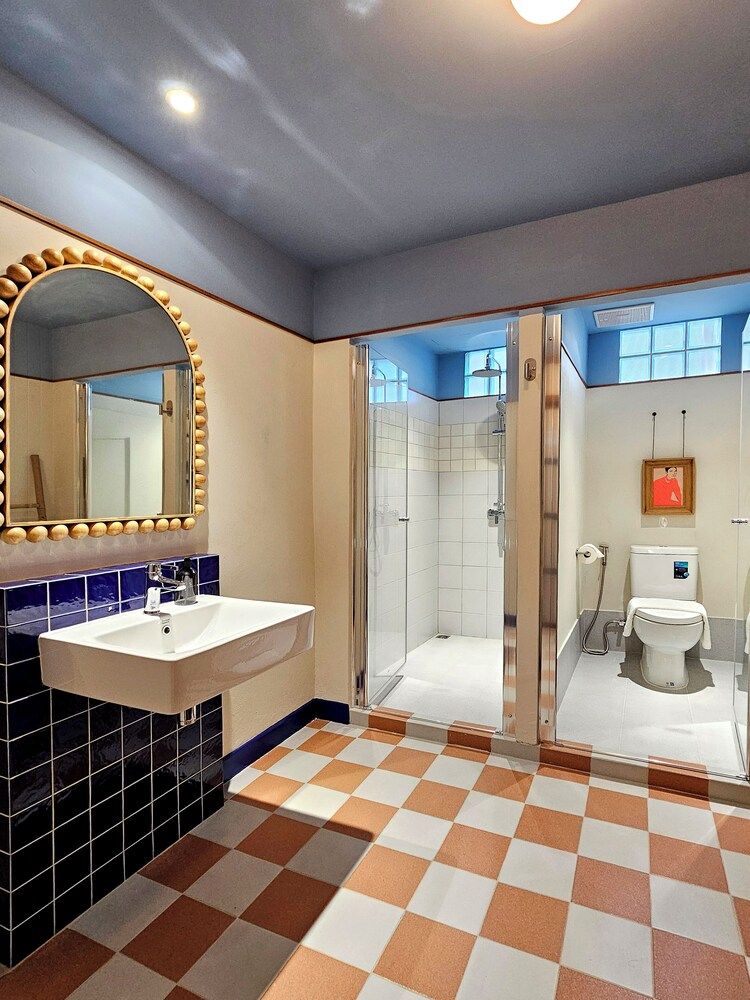 Blu Dock Restel Bangkok Deluxe Quadruple Room, Private Bathroom 7