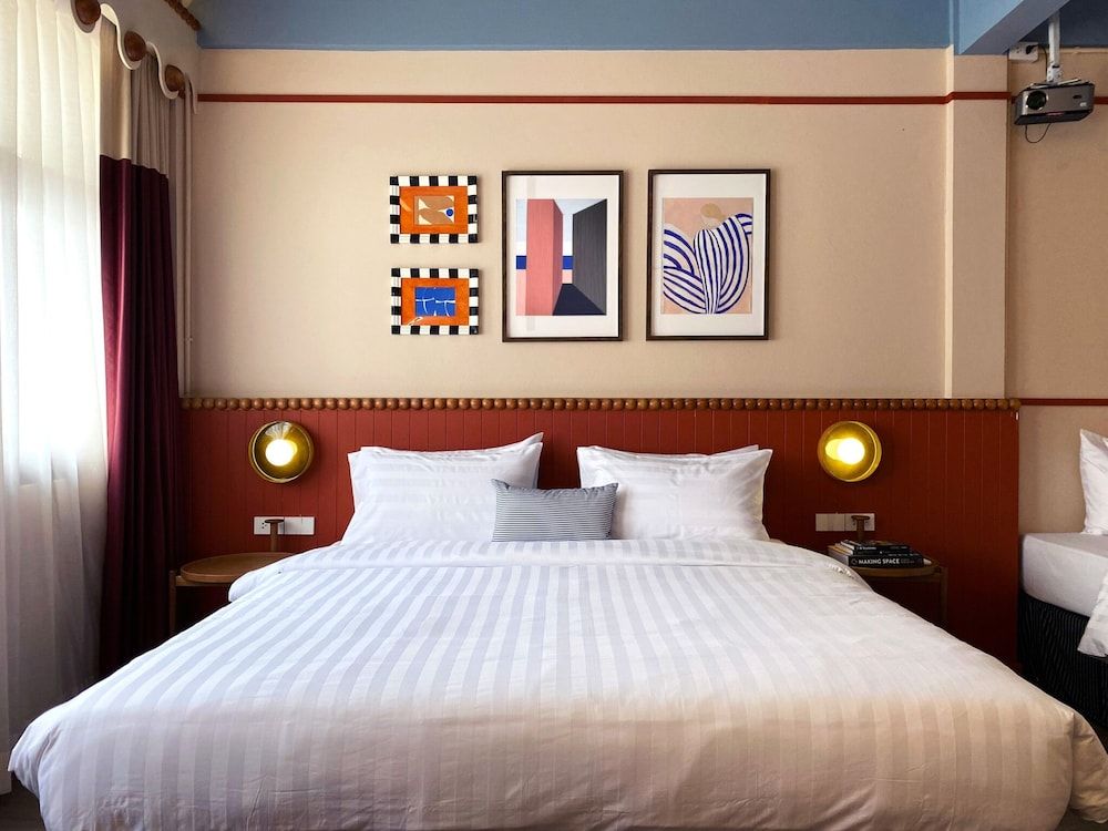 Blu Dock Restel Bangkok Deluxe Triple Room, Private Bathroom 4