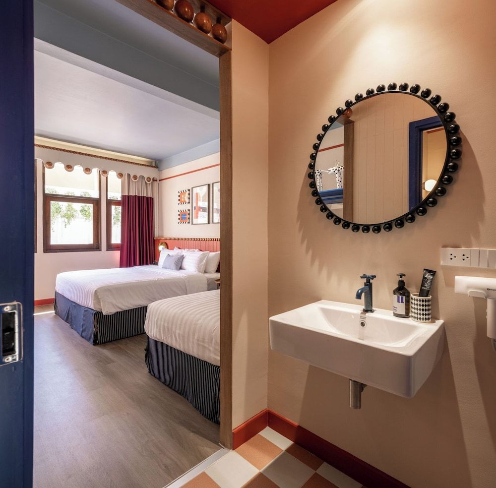 Blu Dock Restel Bangkok Deluxe Triple Room, Private Bathroom 5