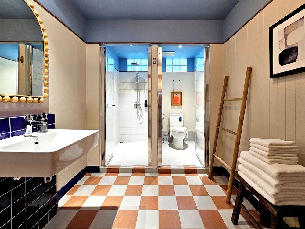 Blu Dock Restel Bangkok Family Quadruple Room, Private Bathroom 9