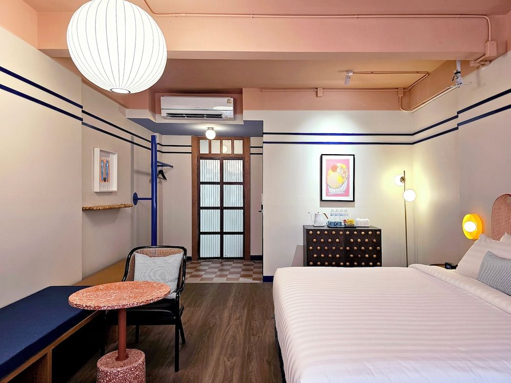 Blu Dock Restel Bangkok Deluxe Quadruple Room, Private Bathroom 4