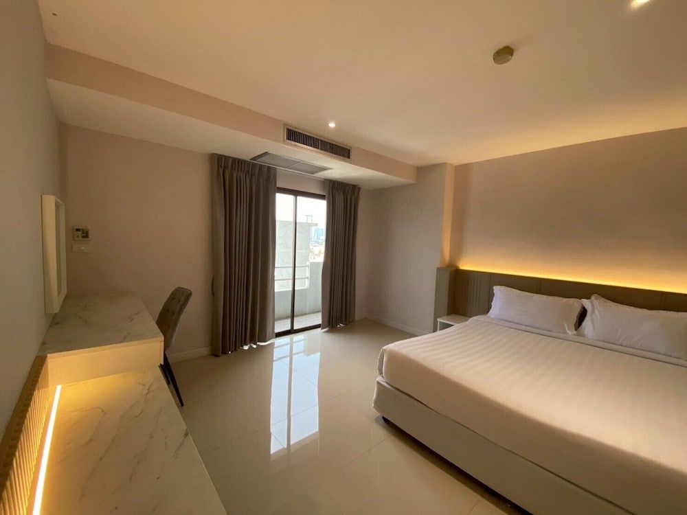 Junior Suite, 1 Queen Bed, Kitchen, City View