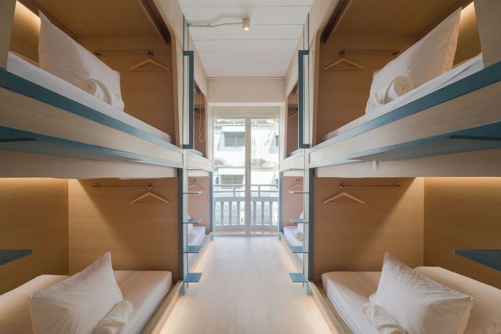 Single Capsule in 8-bed Mixed Dorm