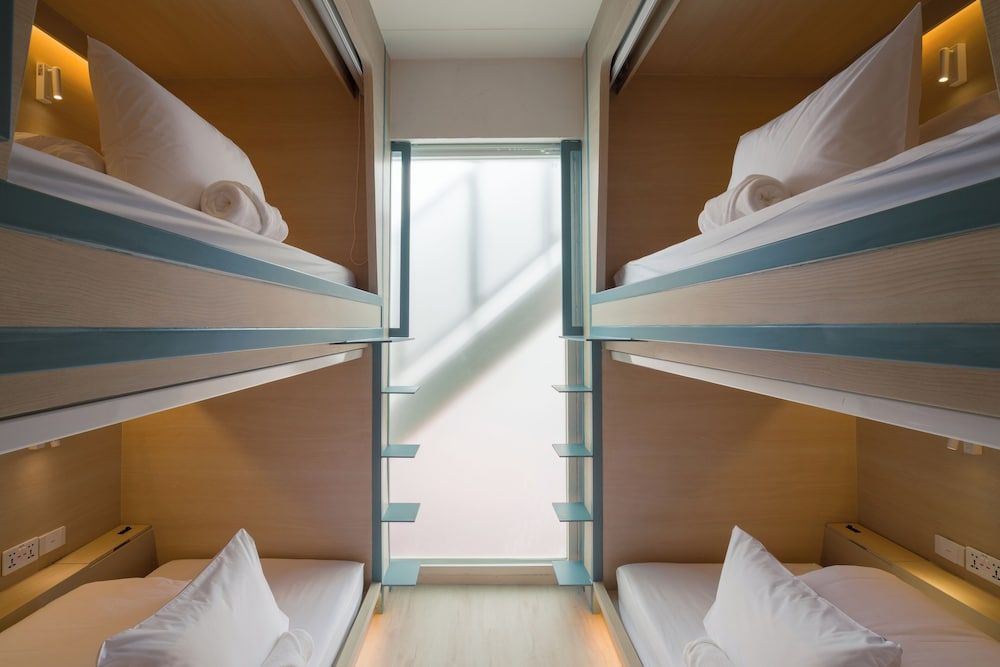 Single Capsule in 8-bed Mixed Dorm
