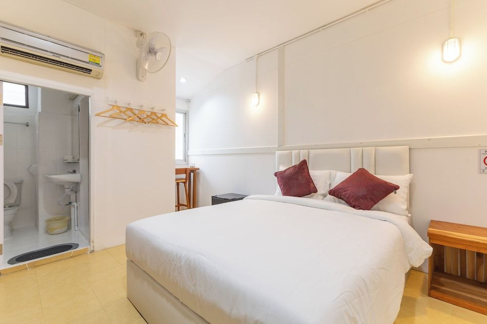 Standard Room, 1 Queen Bed