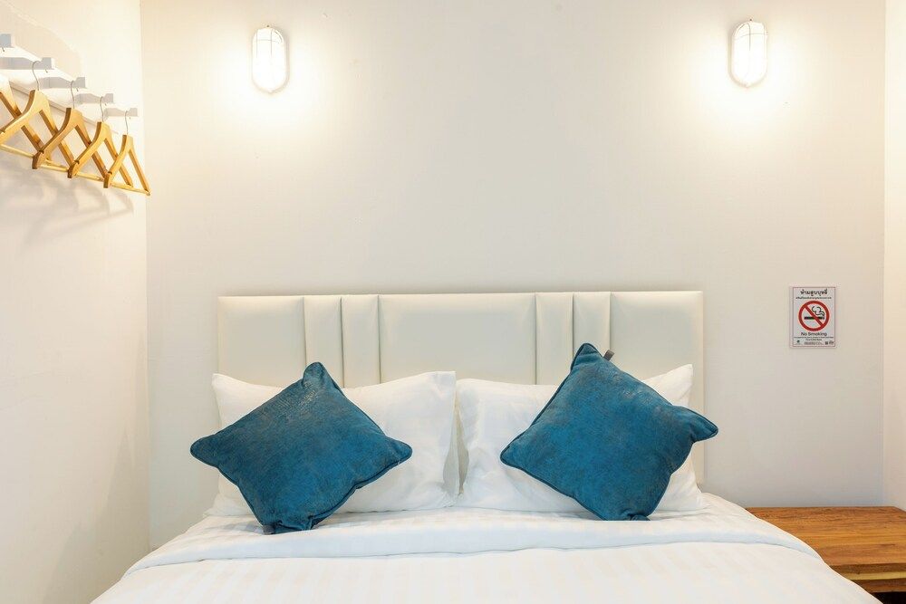 Standard Room, 1 Queen Bed