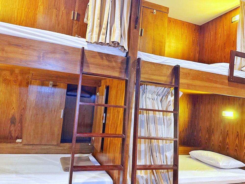 12 Bed Mixed Dormitory Room