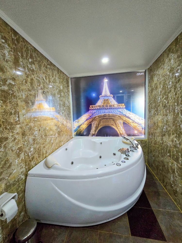 Titanic Residence - 7 minute walk to the Beach Deluxe Room with Window 5