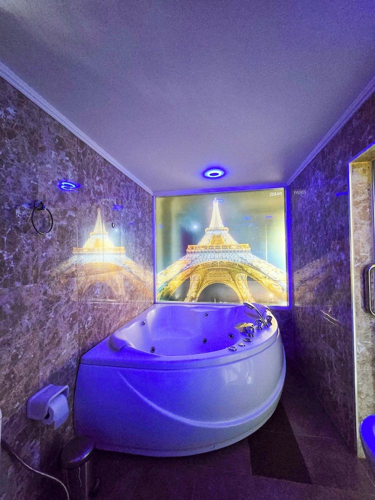 Titanic Residence - 7 minute walk to the Beach Deluxe Room with Window 6