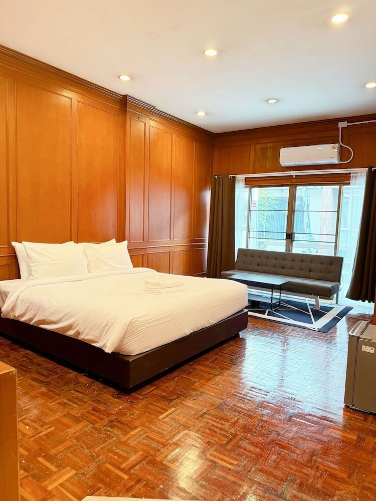 Deluxe Studio