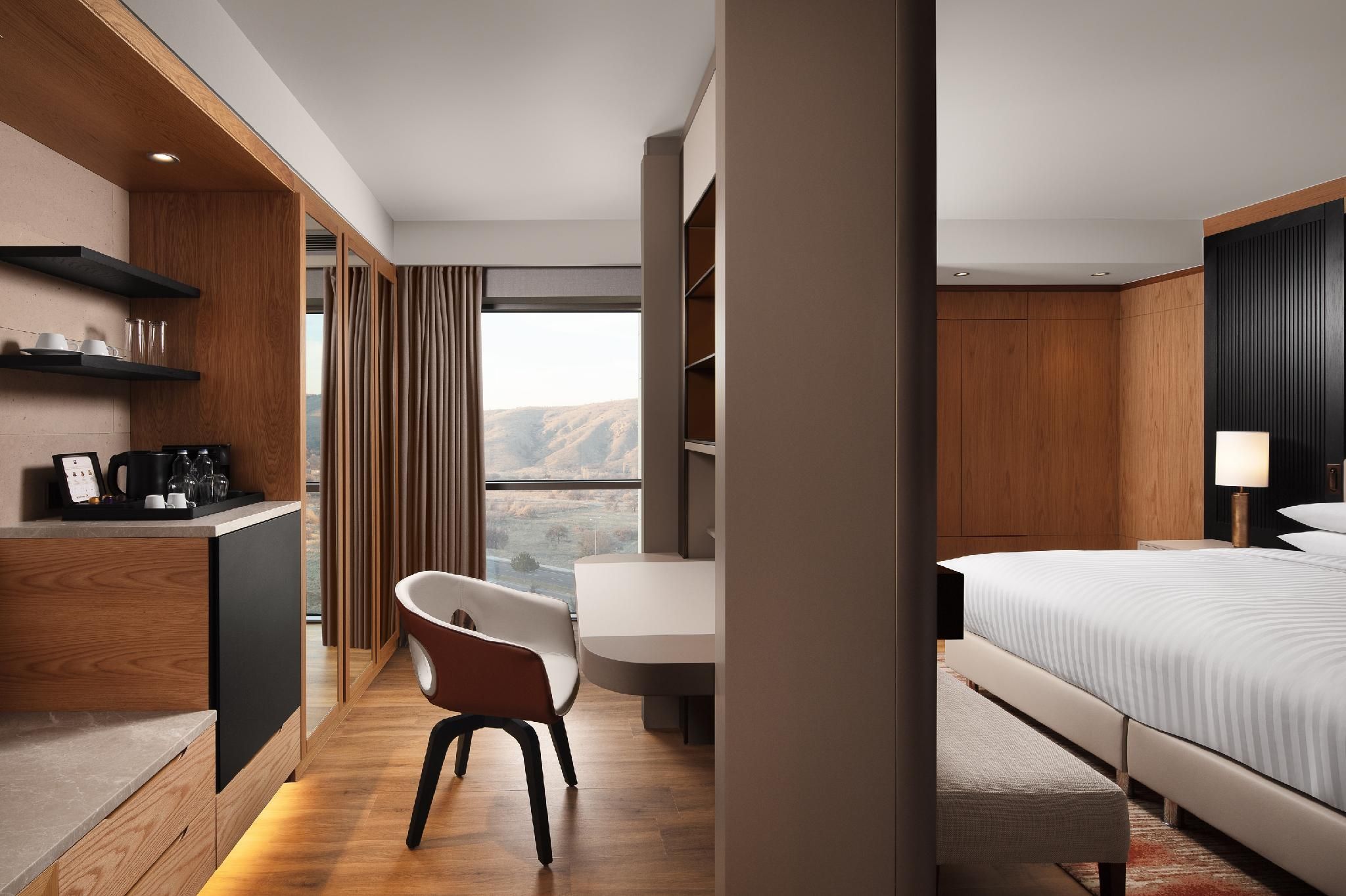 M Club Suite, M Club Lounge Access, 1 Bedroom Suite, 1 King, City View