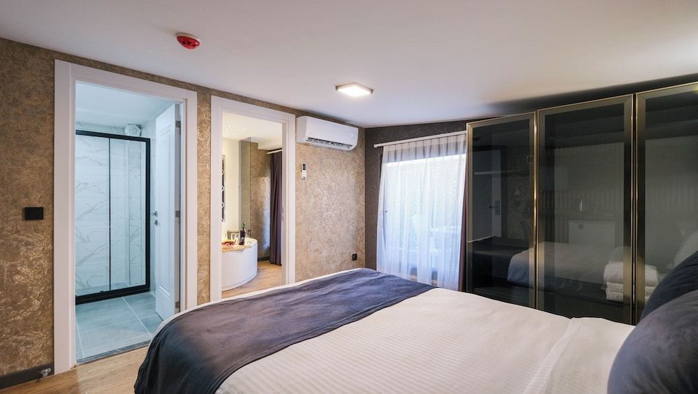 Design Room, Hot Tub