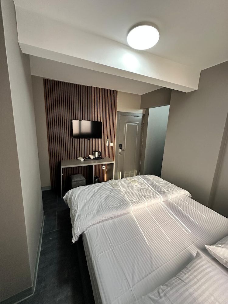 Economy Room, 1 Queen Bed