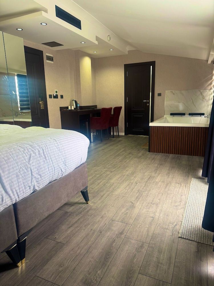 Romantic Studio Suite