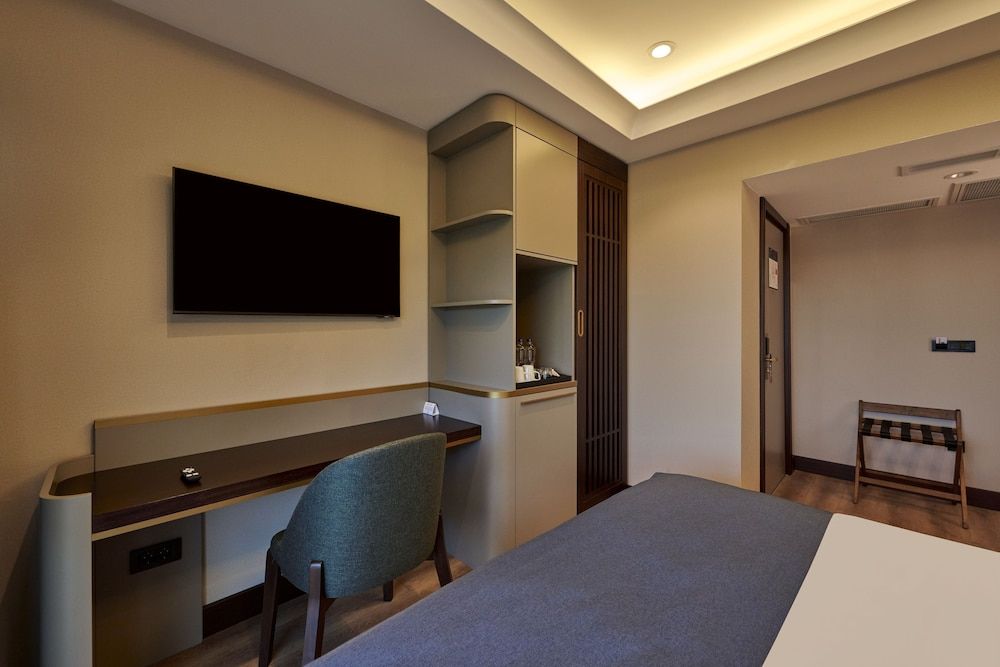 Deluxe Room, Partial Sea View
