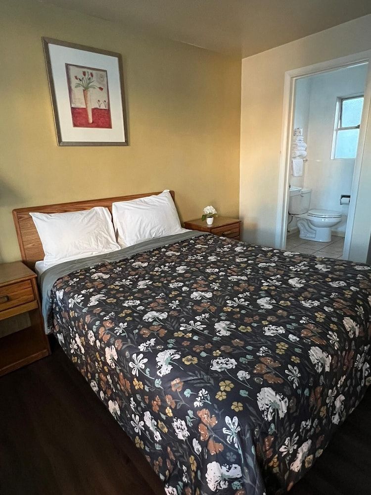 Marco Polo Motel Room, 1 Queen Bed 5