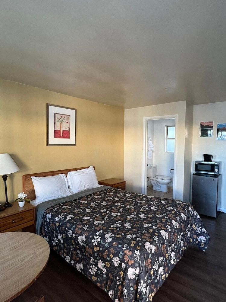 Marco Polo Motel Room, 1 Queen Bed 3