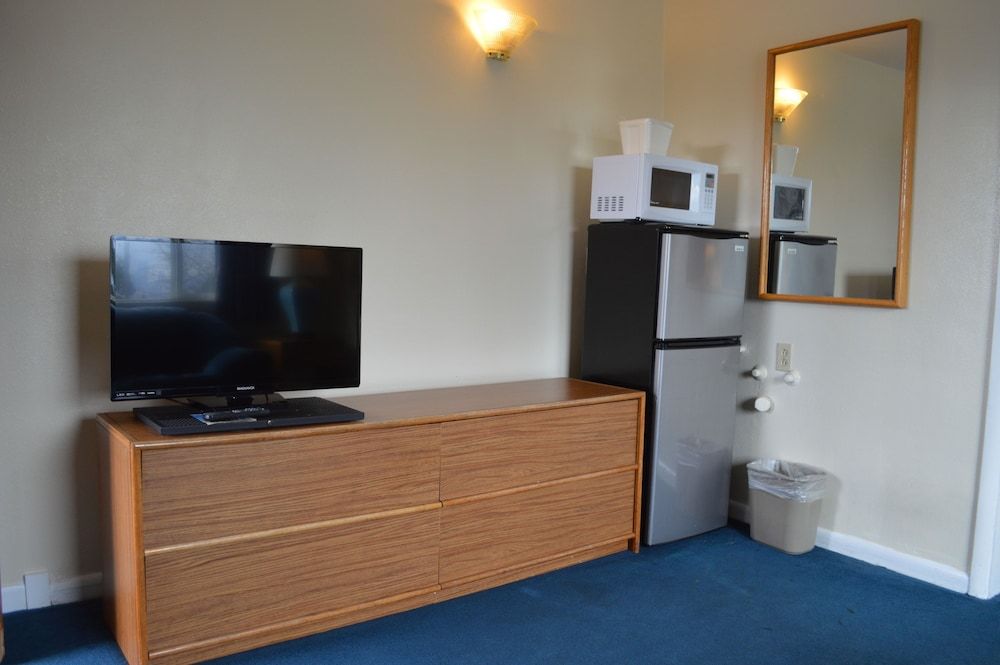 Marco Polo Motel Room, 1 Queen Bed 6