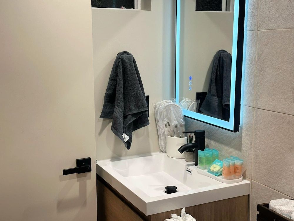 Premier Apts in Vibrant Downtown LA Deluxe Apartment, 1 Queen Bed 7