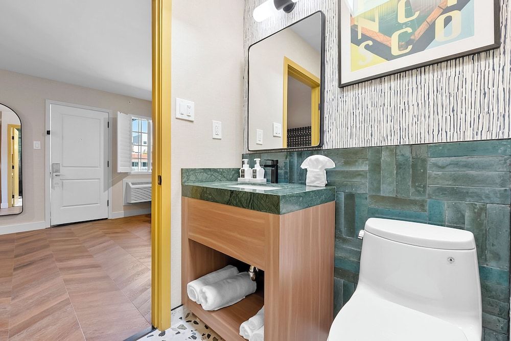 Star Motel Deluxe Room 7