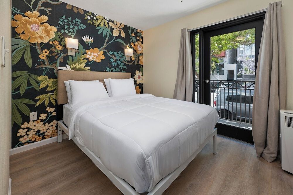 Little Italy Inn - Limited Service Apart Hotel