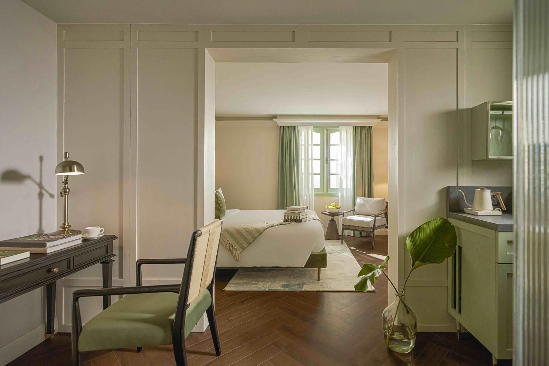 Deluxe - 1 King Bed