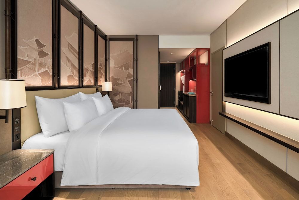Superior Room, 1 King Bed, Balcony