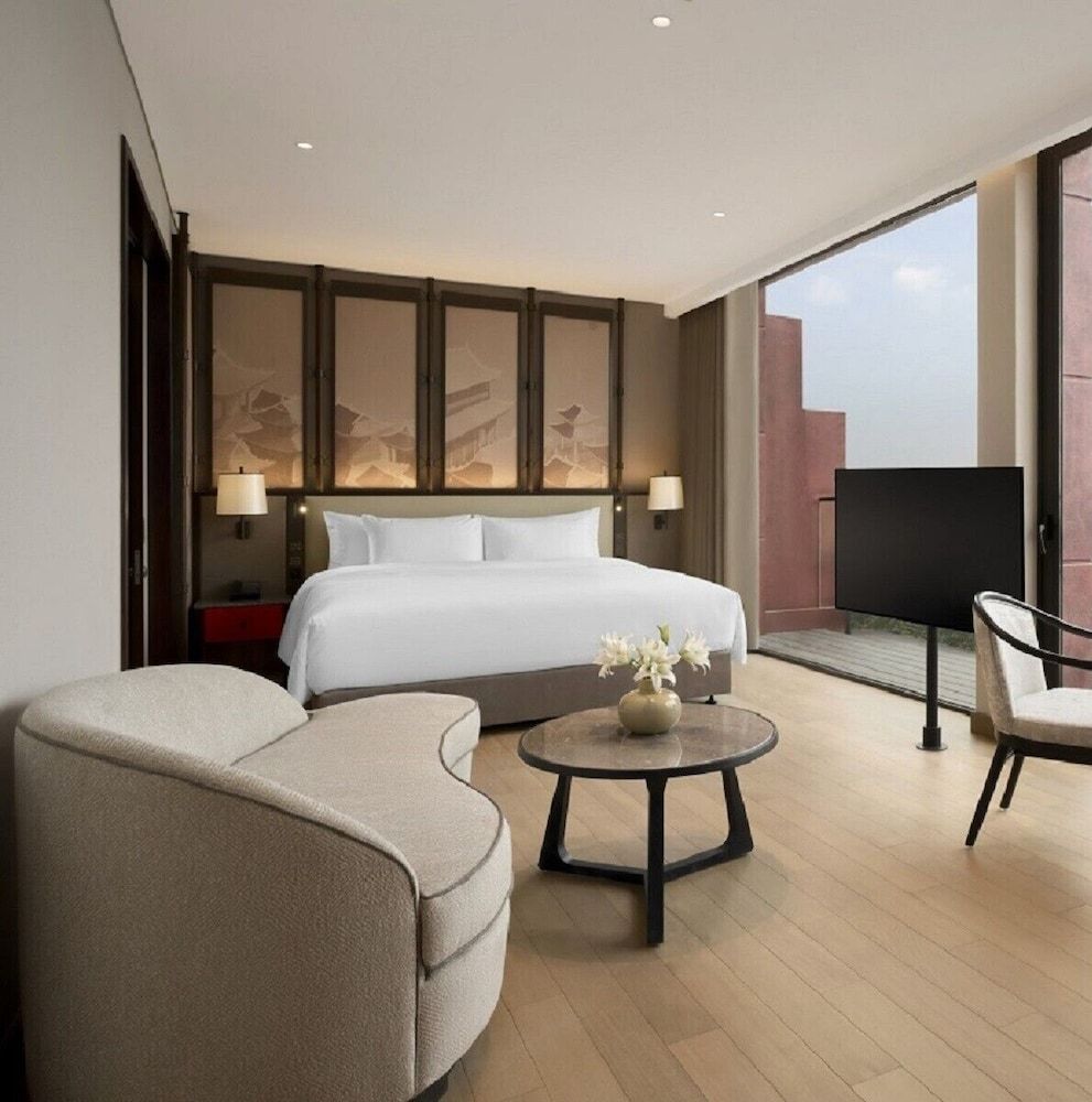 Deluxe Room, 1 King Bed, Corner