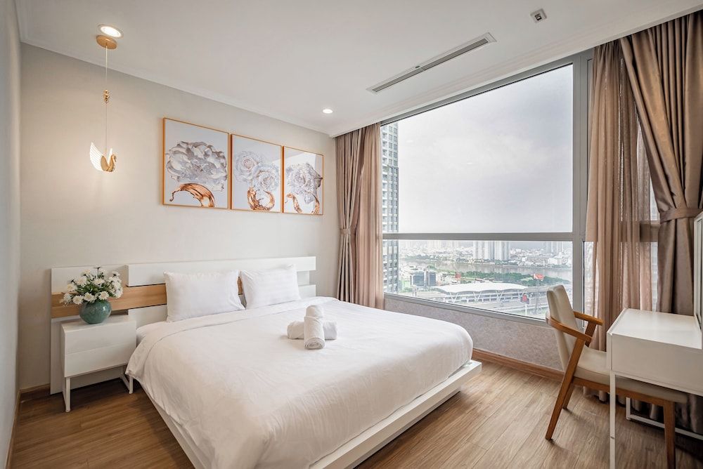 Skyline Three Bedrooms Apartment with Balcony and City View