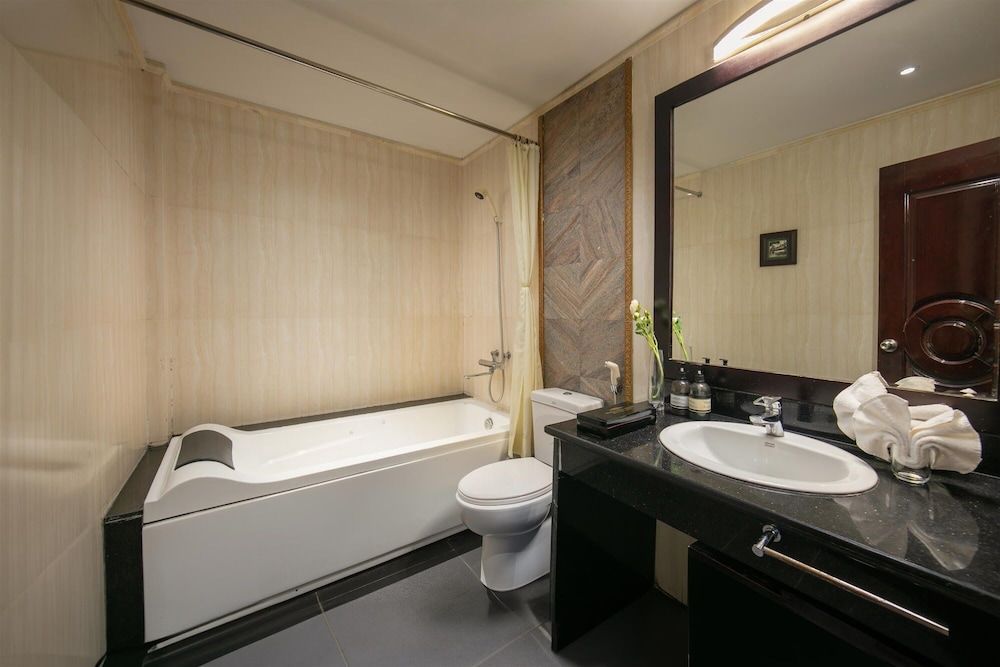 Hanoi Traveller House Deluxe Double Room, Balcony, City View 3