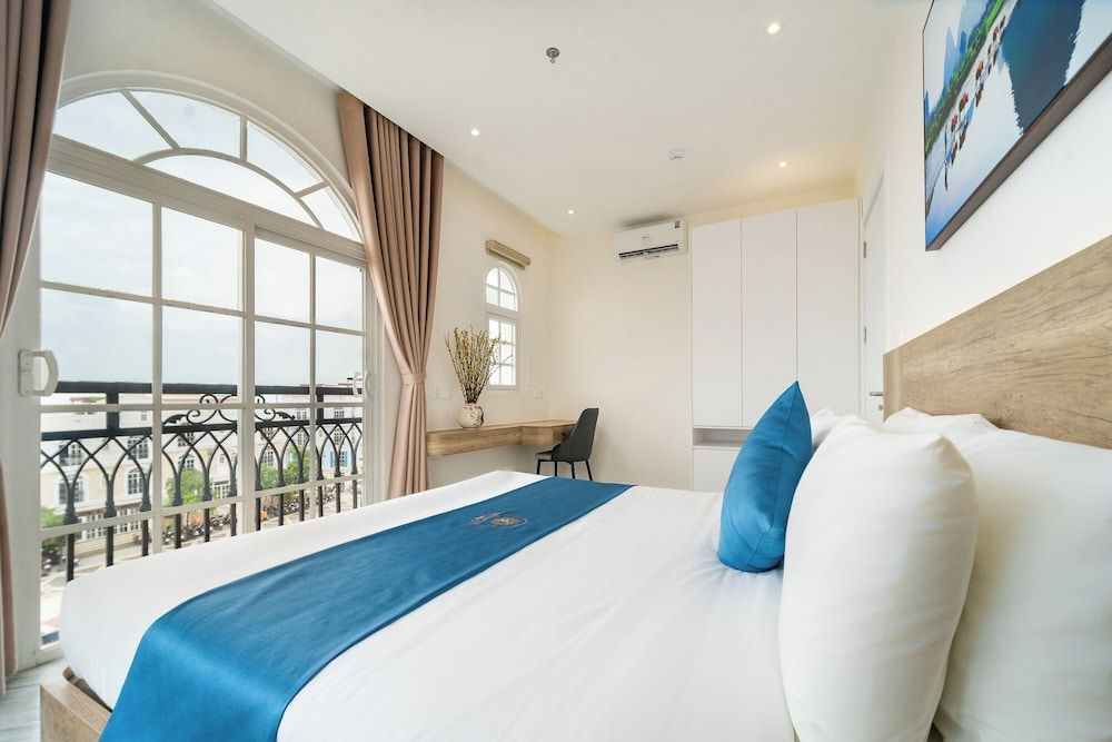Deluxe Suite, Partial Sea View