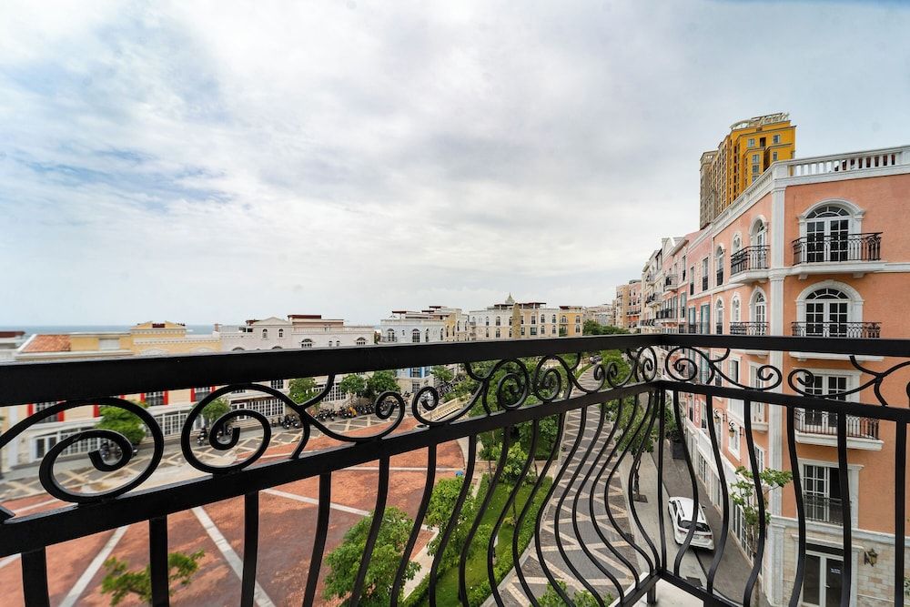 Novus Sol Hotel & Apartment Sunset Town Phu Quoc Deluxe Suite, City View 4