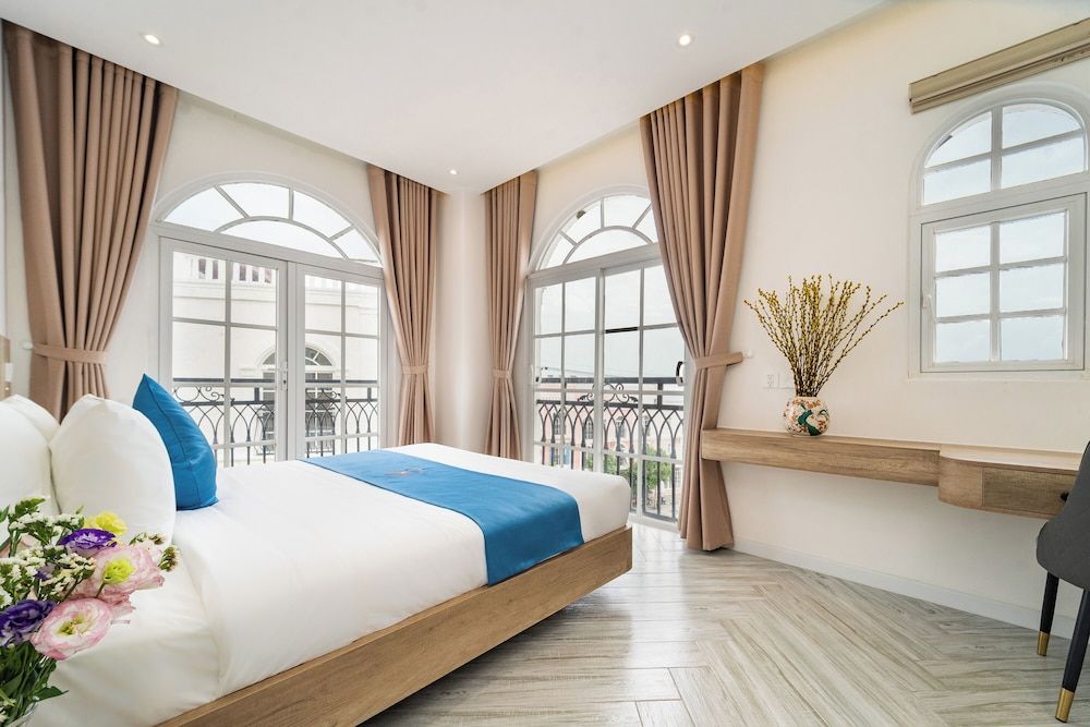 Deluxe Suite, Partial Sea View