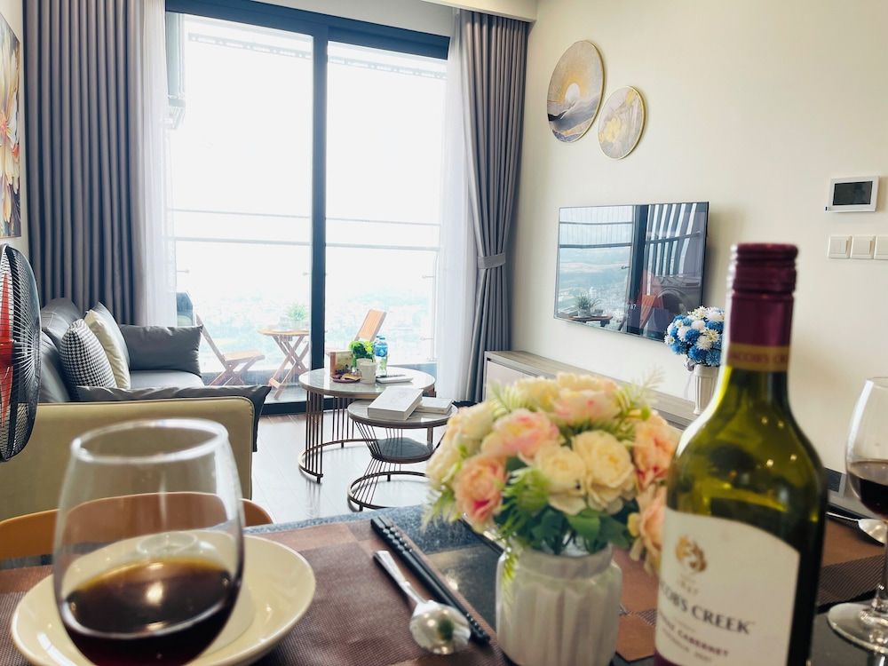 Luna's House - Vinhomes Smart City Deluxe Apartment, Balcony, Lake View 11