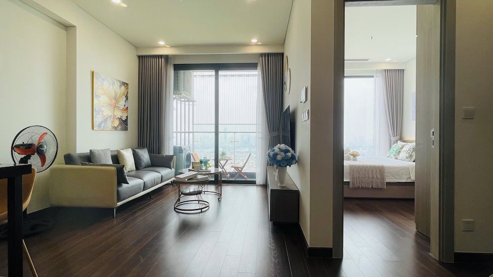Luna's House - Vinhomes Smart City Deluxe Apartment, Balcony, Lake View 13